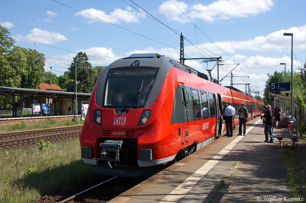 Heute (14.05.2012) fuhren auf der RB21 Wustermark - Potsdam Griebnitzsee zum ersten mal die Talent 2 Triebwagen im Regelbetrieb. Es waren die 442 122/622, 442 125/625 & 442 126/626 es sind ersten drei ausgelieferten Talent 2 an DB Regio AG - Region Nordost. 442 125/625 & 442 122/622 haben ihre Jungfernfahrt absolviert und stehen in Potsdam Griebnitzsee als RB21
(RB 18664) nach Wustermark. 442 122/622 fuhr nur zwischen Golm und Potsdam Griebnitzsee hin und her. Funk und
TV war auch dabei. 14.05.2012