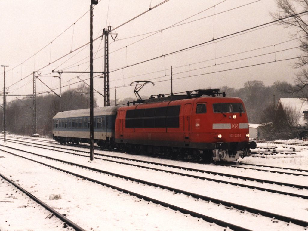 Heute drei Farbvariante der 103. Die einzige 103 in verkehrsrot: 103 233-3 auf Bahnhof Bad Bentheim am 28-12-2000. Bild und scan: Date Jan de Vries.