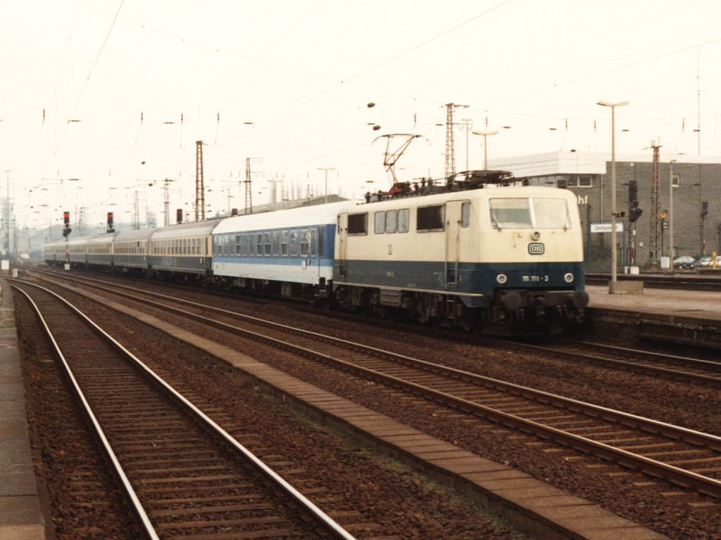 Heute drei Lackierungen der BR 111: 111 110-3 mit D 2536 Bremerhaven-Saarbrcken auf Oberhausen Hauptbahnhof am 3-3-1993. Bild und scan: Date Jan de Vries.
