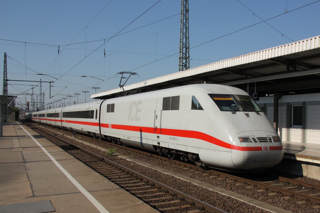 Heute Morgen war die SFS Hannover - Berlin gesperrt. Die Zge wurden ber Braunschweig und Magdeburg umgeleitet. Hier ist der Triebkopf 401 082-3 als ICE nach Berlin bei der Einfahrt in Magdeburg Hbf zu sehen, 09.07.2010. 