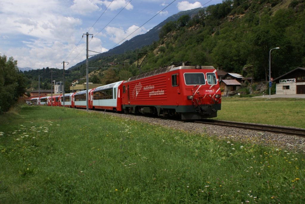 HGe 4/4 II 105 befindet sich am 13.7.10 mit dem Glacier-Express 905 in Bitsch.