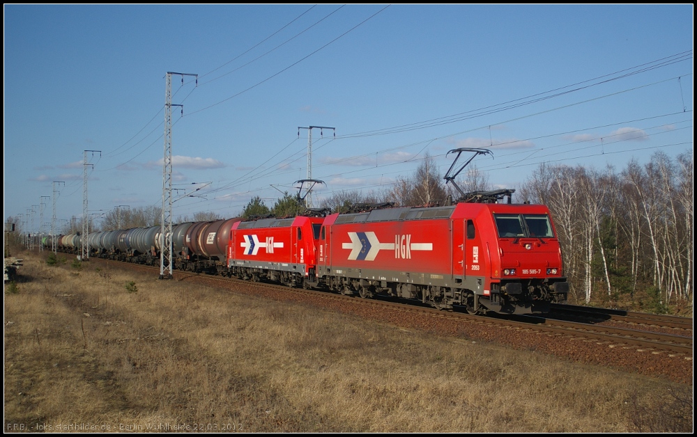 HGK 185 585-7 und 185 582-4 mit Kesselwagen am 22.03.2012 in der Berliner Wuhlheide unterwegs