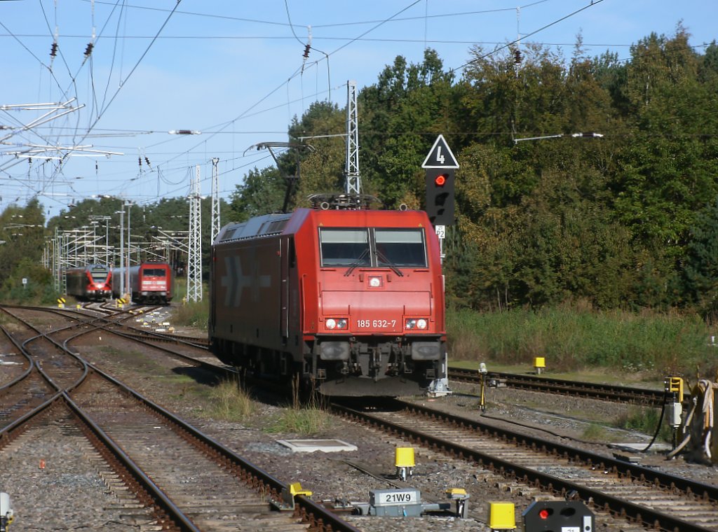 HGK 185 632 beim Lokumlauf,am 09.Oktober 2011,in Binz.Im Hintergrund Flirt 429 030 und 101 012.Die HGK bespannte den Suferzug Binz-Kln. 