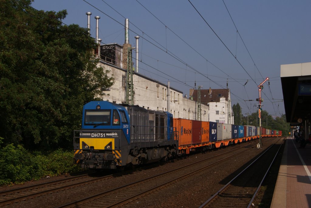 HGK 273 106-5 mit einem Containerzug in Dsseldorf-Vlklingerstrae am 04.07.2011