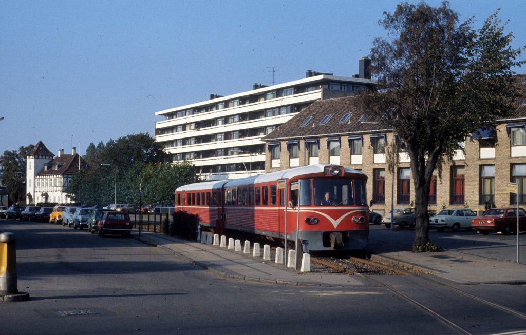 HHGB, Helsingør-Hornbæk-Gilleleje-Banen am 16. Oktober 1974: Ein Triebzug bestehend aus einem Ym (Triebwagen) und einem Ys (Steuerwagen) hat gerade den Bahnhof Grønnehave (in Helsingør - das Bahnhofsgebäude ist links im Hintergrund zu sehen) verlassen. - Der Zug fährt in Richtung Bahnhof Helsingør. 