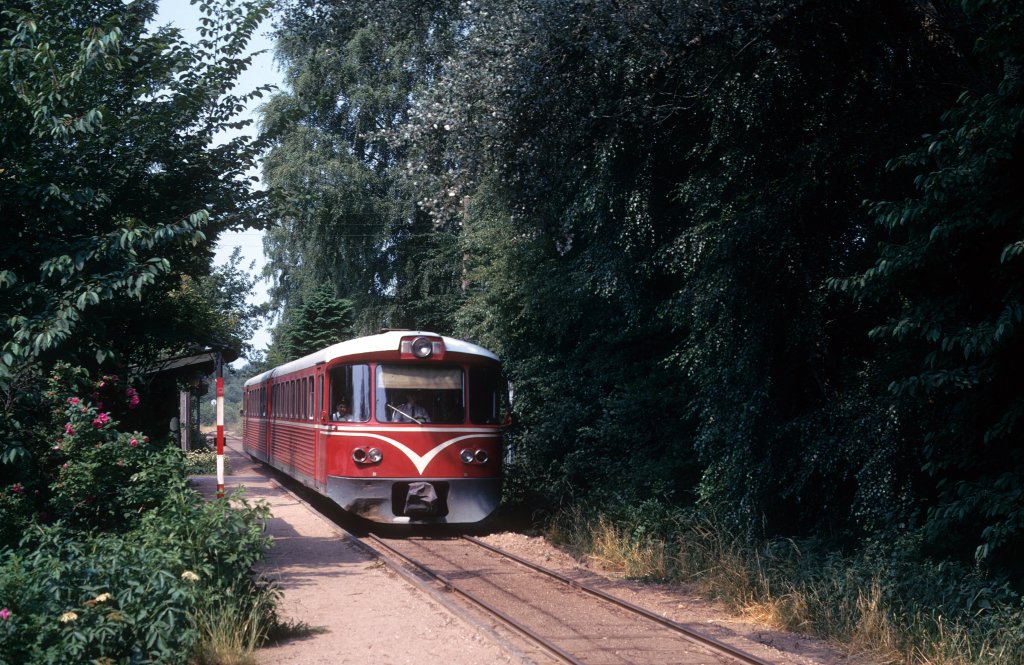 HHGB, Helsingør-Hornbæk-Gilleleje-Banen: Ein Triebzug, der aus einem Triebwagen (Ym) und einem Steuerwagen (Ys) besteht, befindet sich am 5. Juli 1973 am Haltepunkt Horneby Sand.