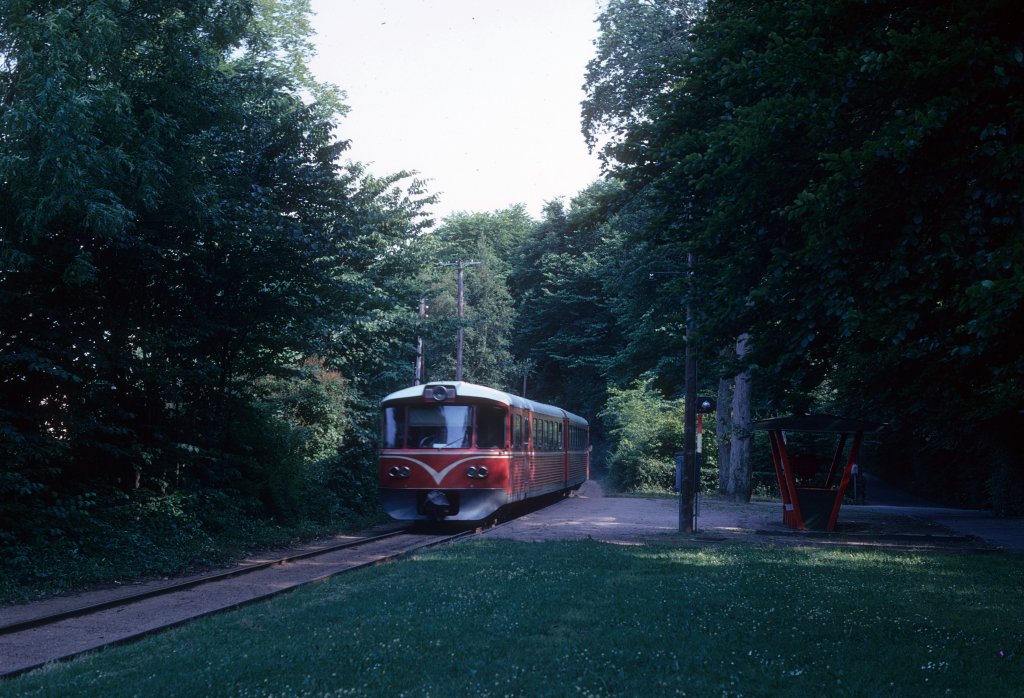 HHGB, Helsingør-Hornbæk-Gilleleje-Banen: Ein Triebzug bestehend aus einem Triebwagen Ym und einem Steuerwagen Ys hält am 5. Juli 1973 am Haltepunkt Sommariva.