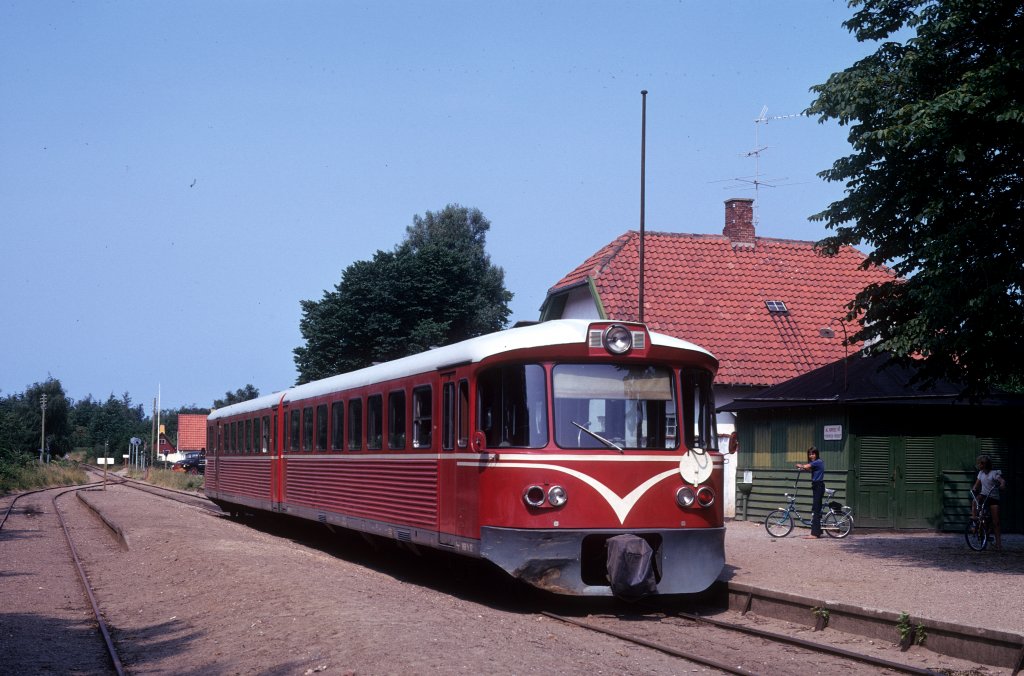 HHGB, Helsingør-Hornbæk-Gilleleje-Banen: Ein Zug bestehend aus einem Triebwagen (Ym) und einem Steuerwagen (Ys) hält am 5. Juli 1973 in Dronningmølle.