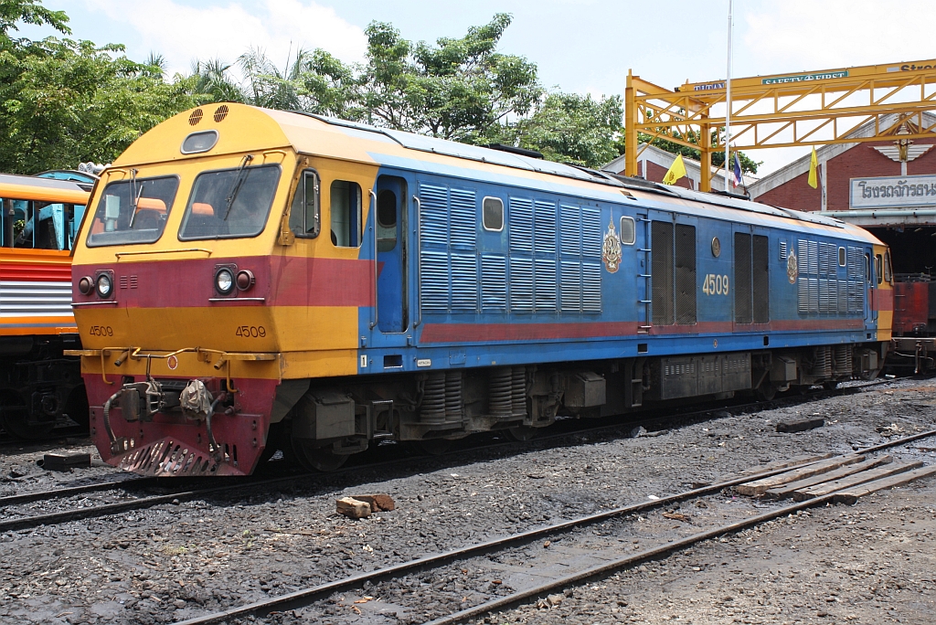 HID 4509 (Co'Co', de, Hitachi, Bj.1993) während einer Betriebspause am 19.Mai 2012 im Depot Thon Buri.