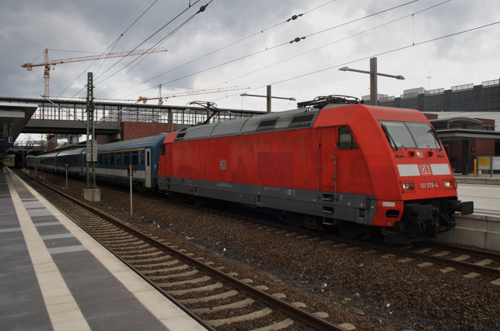 Hier 101 078-4 mit EC178 von Praha hl.n. nach Berlin Gesundbrunnen, dieser Zug stand am 27.6.2013 in Berlin Gesundbrunnen.