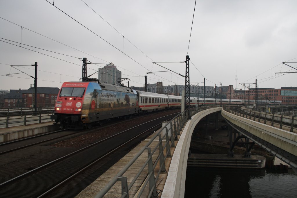 Hier 101 087-5 mit IC144 von Berlin Ostbahnhof nach Amsterdam Centraal, bei der Einfahrt am 16.2.2013 in Berlin Hbf. 