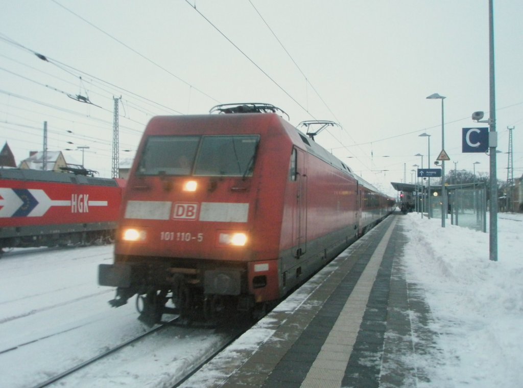 Hier 101 110-5 mit EC378 von Wien Praterstern nach Stralsund, bei der Einfahrt am 31.1.2010 in Angermnde.