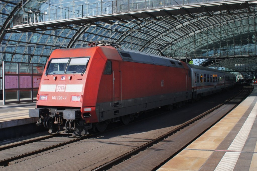 Hier 101 128-7 mit IC2241 von Mnster(Westf)Hbf. nach Berlin Ostbahnhof, dieser Zug stand am 1.5.2013 in Berlin Hbf. 