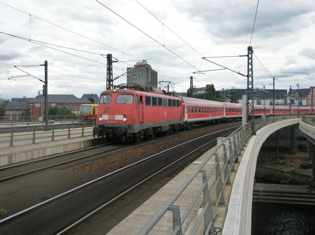 Hier 110 497-5 mit einem Kreuzfahrer-Sonderzug von Warnemnde nach Potsdam Hbf., bei der Durchfahrt am 18.6.2011 durch Berlin Hbf.