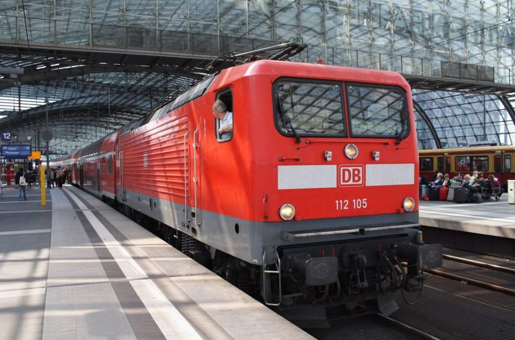 Hier 112 105 mit einem RE1 (RE18187) von Brandenburg Hbf. nach Berlin Ostbahnhof, dieser Zug stand am 27.6.2013 in Berlin Hbf. 