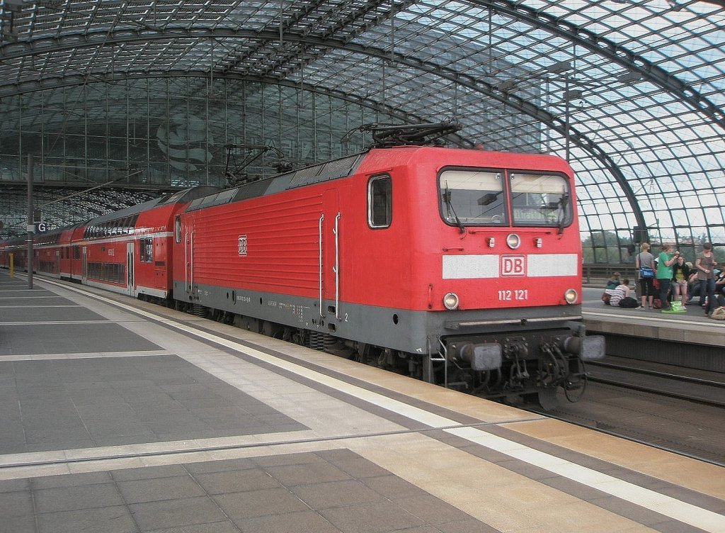 Hier 112 121 mit einem RE1 von Magdeburg Hbf. nach Berlin Ostbahnhof, bei der Ausfahrt am 18.6.2011 aus Berlin Hbf.