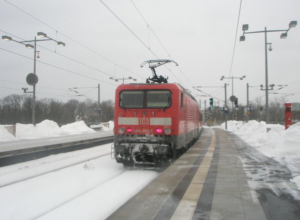 Hier 114 003-7 mit einem S-Bahn Ersatzzug von Berlin Ostbahnhof nach Potsdam Hbf., bei der Ausfahrt am 10.1.2010 aus Berlin Hbf.