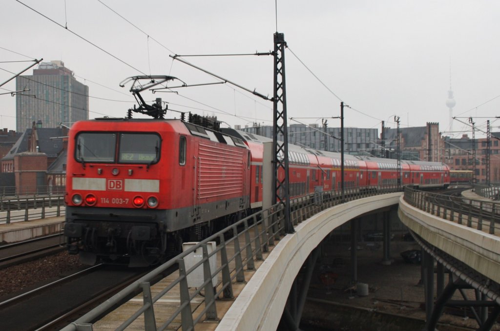 Hier 114 003-7 mit einem RE2 (RE37366) von der Hansestadt Wismar nach Cottbus, bei der Ausfahrt am 16.2.2013 aus Berlin Hbf. 