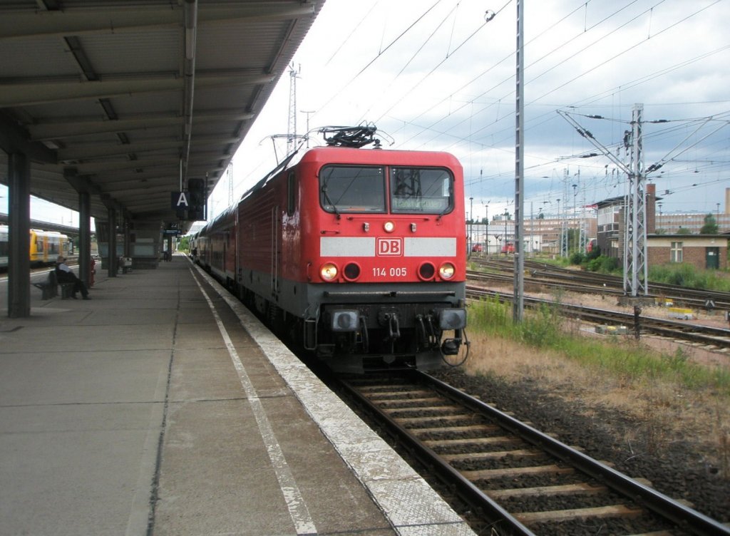 Hier 114 005 mit einem RE1 von Berlin Lichtenberg nach Frankfurt(Oder) Hbf., dieser Zug stand am 18.6.2011 in Berlin Lichtenberg.
