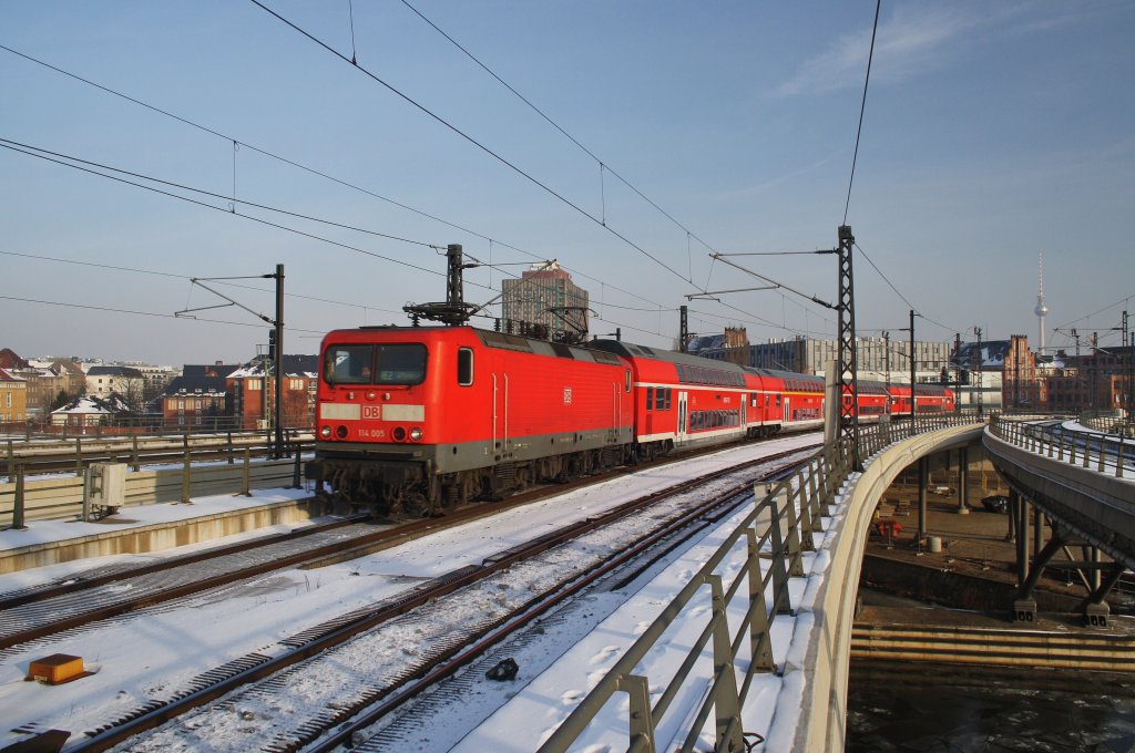 Hier 114 005 mit einem RE2 (RE37367) von Cottbus in die Hansestadt Wismar, bei der Einfahrt am 26.1.2013 in Berlin Hbf. 