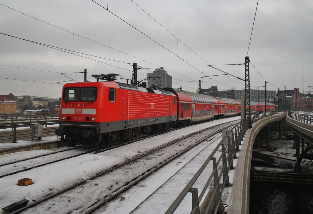 Hier 114 017 mit einem RE2 (RE37369) von Cottbus nach Wismar, bei der Einfahrt am 15.12.2012 in Berlin Hbf. 