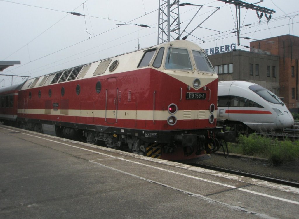 Hier 119 158-4 mit einem ILA-Shuttle von Berlin Lichtenberg nach Berlin ILA Bahnhof und im Hintergrund 605 508-2 als ICE38 von Koebenhavn H nach Berlin Ostbahnhof, diese beiden Zge standen am 12.6.2010 in Berlin Lichtenberg.