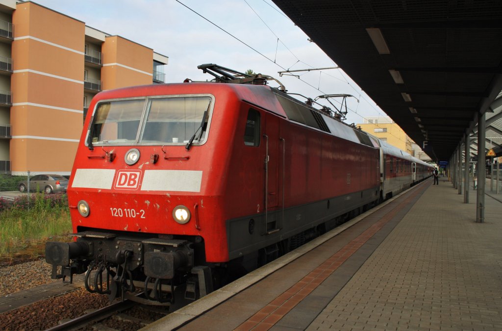 Hier 120 110-2 mit CNL1246 von Mnchen Ost nach Berlin Lichtenberg, dieser Zug stand am 6.7.2013 in Potsdam Hbf.