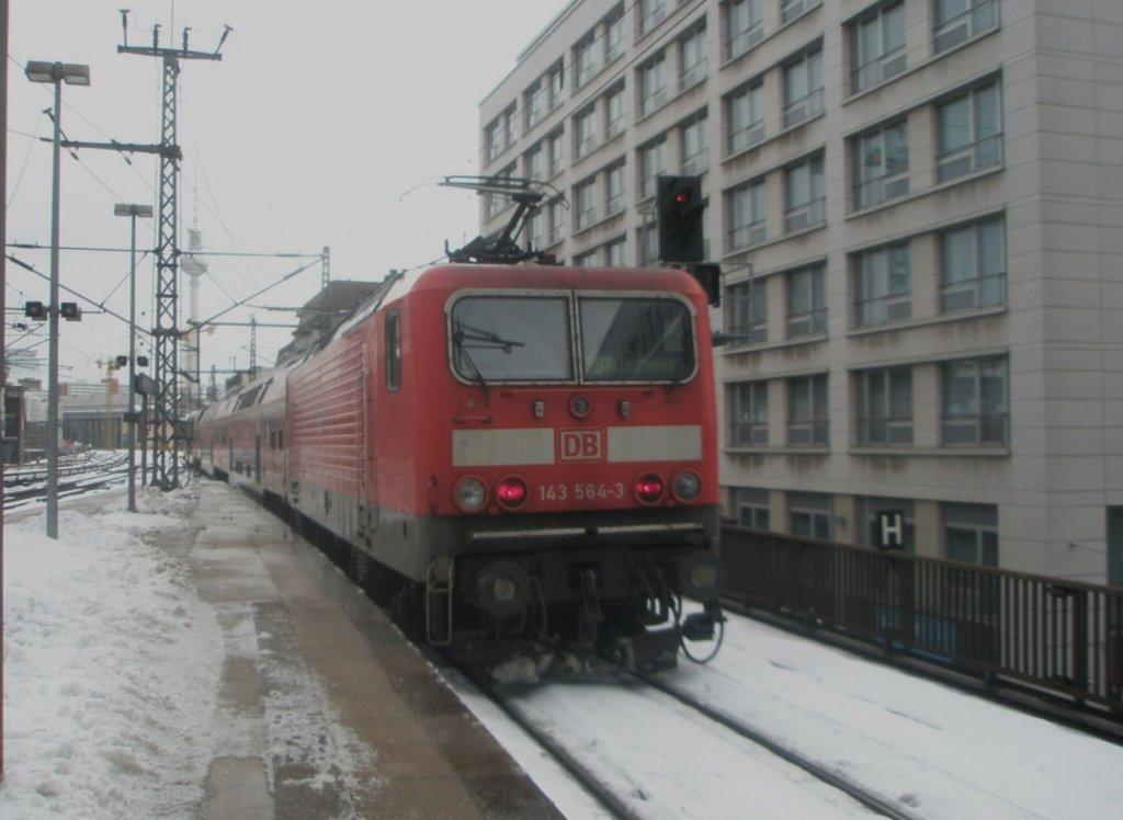 Hier 143 564-3 mit einer RB14 von Nauen nach Senftenberg, bei der Ausfahrt am 3.2.2010 aus Berlin Friedrichstrae.