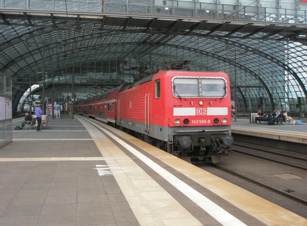 Hier 143 566-8 mit einer RB14 von Nauen nach Berlin Ostbahnhof, bei der Ausfahrt am 18.6.2011 aus Berlin Hbf.