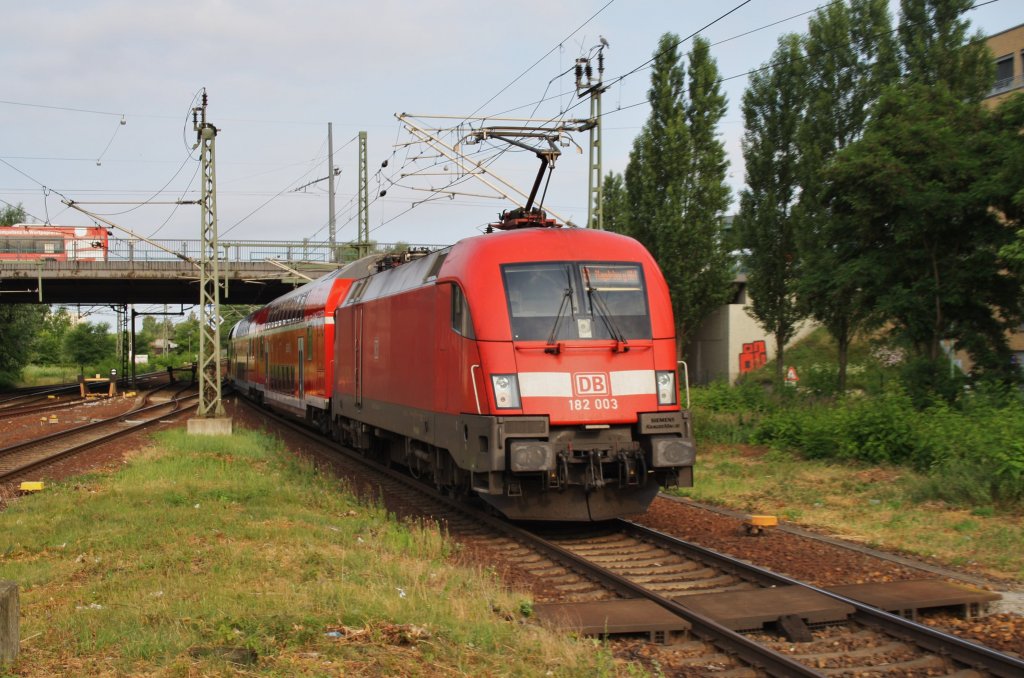 Hier 182 003 mit einem RE1 (RE18108) von Frankfurt(Oder) nach Magdeburg Hbf., bei der Ausfahrt am 6.7.2013 aus Potsdam Hbf.