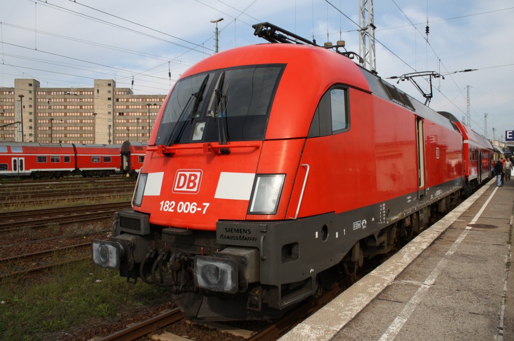 Hier 182 006-7, diese Lok stand am 2.10.2010 in Berlin Lichtenberg.