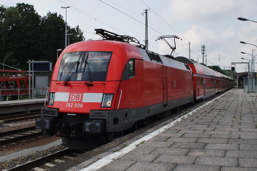 Hier 182 006 mit einem RE1 (RE18111) von Magdeburg Hbf. nach Frankfurt (Oder), bei der Ausfahrt am 28.6.2013 aus Berlin Wannsee. 