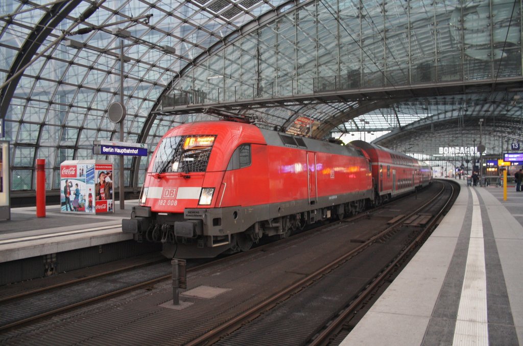 Hier 182 008 mit einem RE1 (RE18121) von Magdeburg Hbf. nach Frankfurt(Oder), dieser Zug stand am 16.2.2013 in Berlin Hbf. 