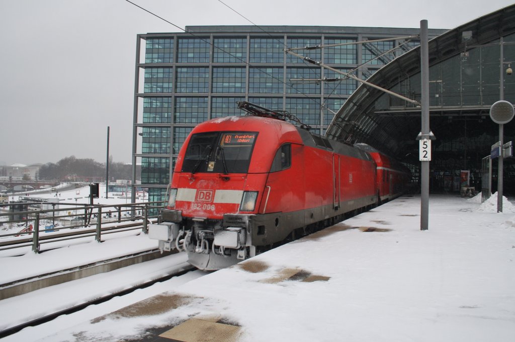 Hier 182 008 mit einem RE1 (RE18177) von Brandenburg Hbf. nach Frankfurt(Oder), bei der Ausfahrt am 10.3.2013 aus Berlin Hbf. 