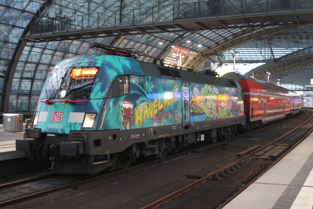 Hier 182 013 mit einem RE1 (RE18123) von Magdeburg Hbf. nach Frankfurt(Oder), dieser Zug stand am 16.2.2013 in Berlin Hbf. 