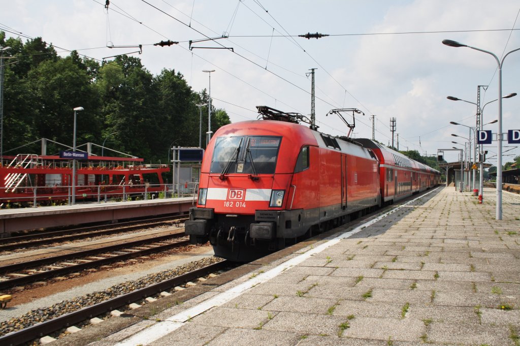Hier 182 014 mit einem RE1 (RE18177) von Brandenburg Hbf. nach Frankfurt(Oder), bei der Ausfahrt am 28.6.2013 aus Berlin Wannsee. 