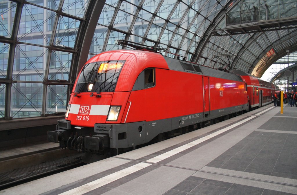 Hier 182 015 mit einem RE1 (RE18185) von Brandenburg Hbf. nach Frankfurt(Oder), dieser Zug stand am 16.2.2013 in Berlin Hbf. 