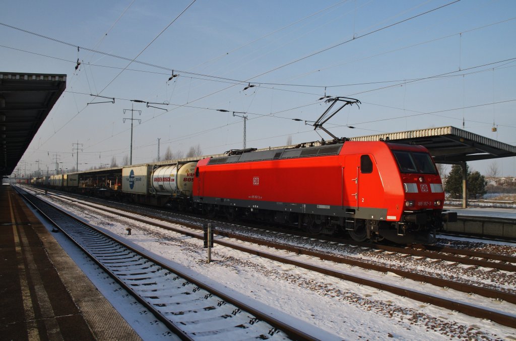 Hier 185 182-3 mit einem Gemischten Gz, bei der Einfahrt am 26.1.2013 in Berlin Schnefeld Flughafen.