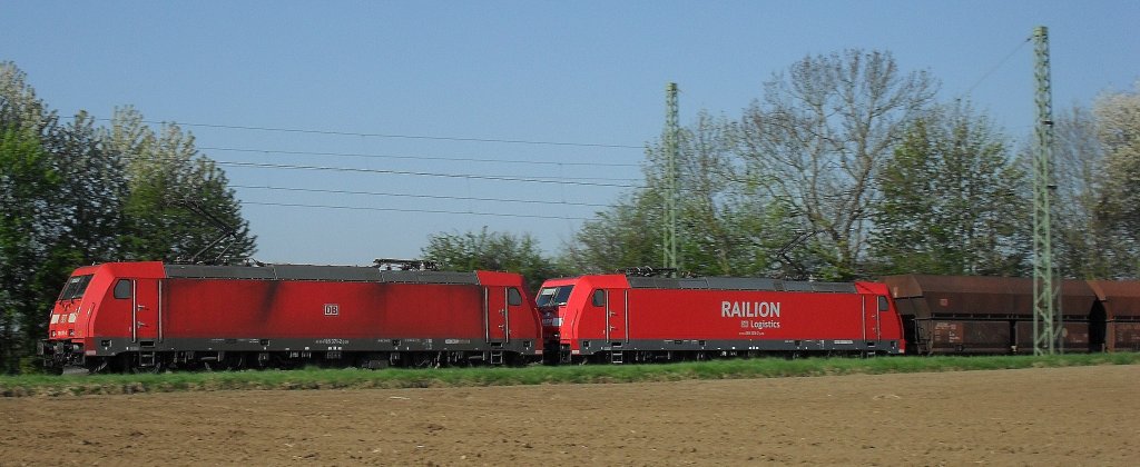 Hier ist 185 371 -2 und die schwesterlok am 25.04.2010 in Mangolding.