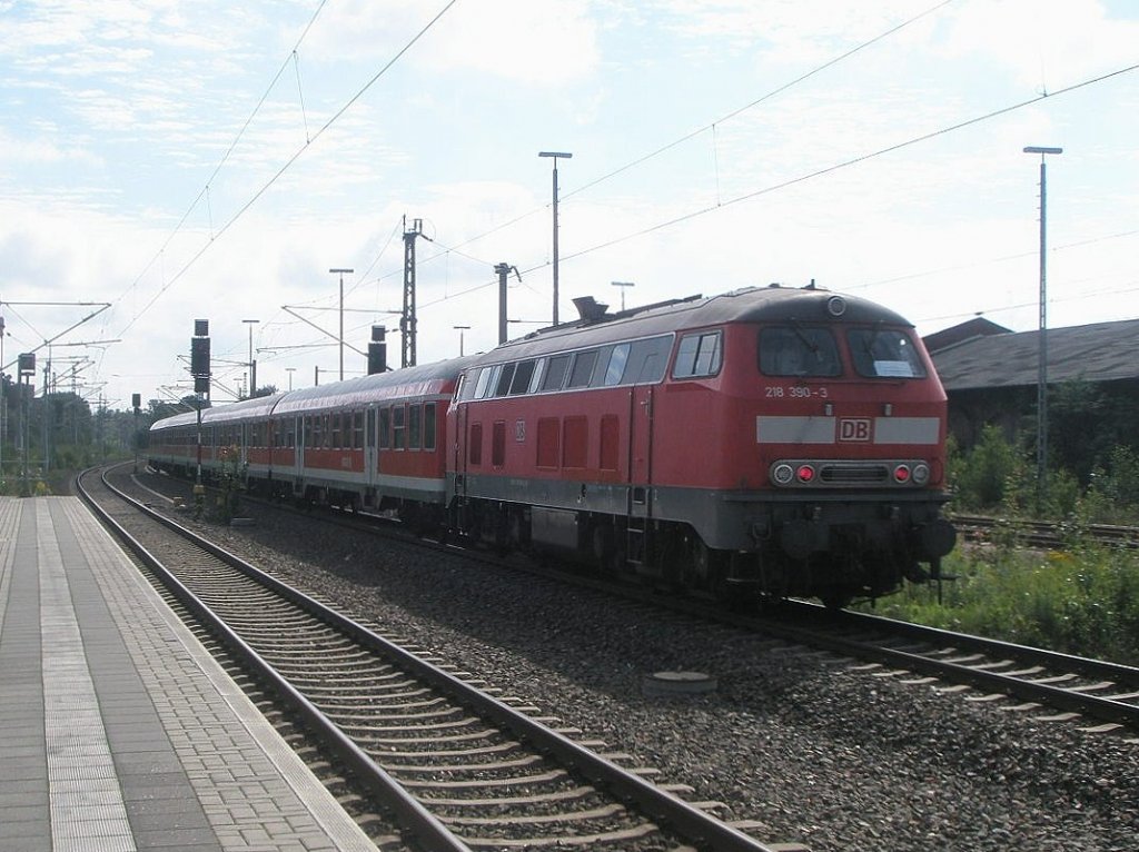 Hier 218 390-3 mit einem RE16 von Hof Hbf. nach Leipzig Hbf., bei der Ausfahrt am 18.8.2010 aus Reichenbach(Voglt).