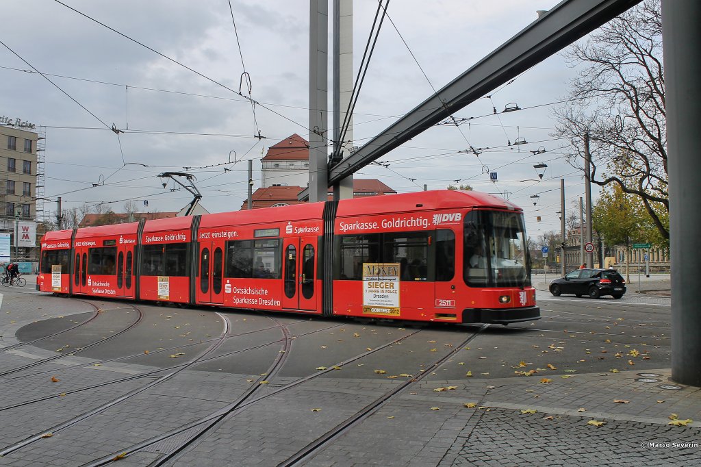 Hier ist die 2511 mit neuer Werbung fr die Sparkasse am Postplatz zu sehen. Dresden, 10.11.2012