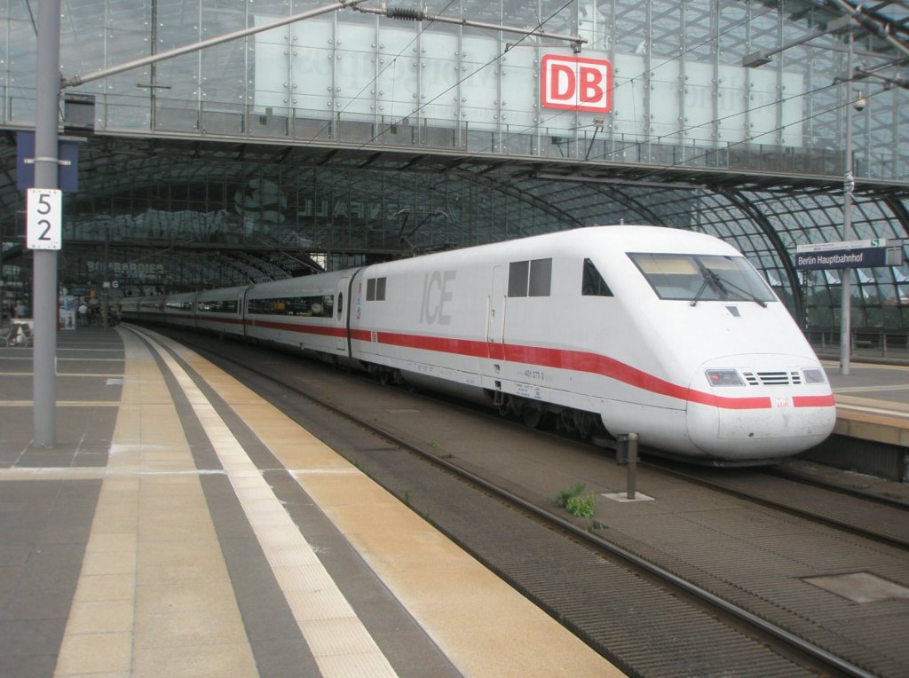 Hier 401 013-8  FRANKENTHAL/PFALZ  als ICE597 von Berlin Ostbahnhof nach Mnchen Hbf., dieser Zug stand am 9.7.2011 in Berlin Hbf. 