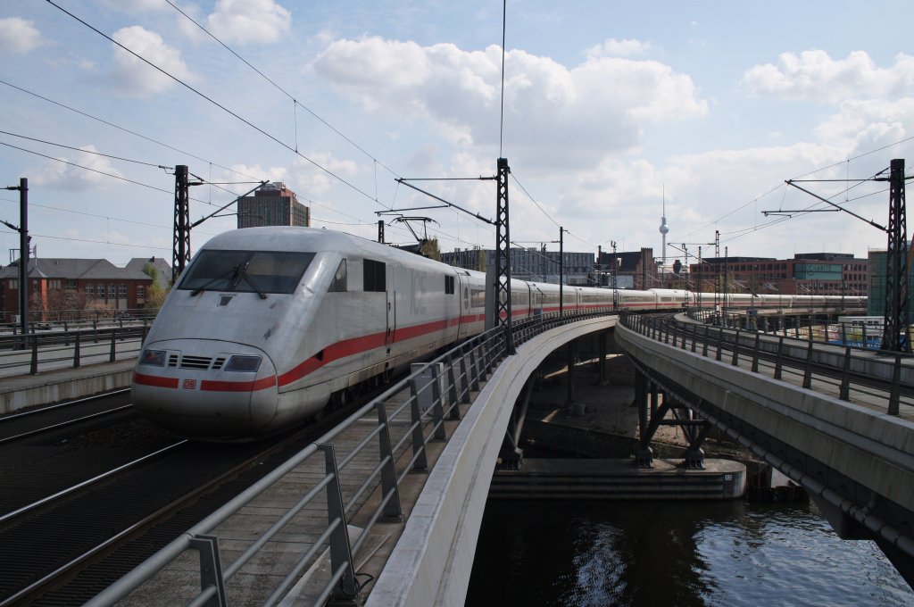Hier 401 554-1  Flensburg  als ICE874 von Karlsruhe Hbf. nach Berlin Ostbahnhof, bei der Ausfahrt am 1.5.2013 aus Berlin Hbf. 