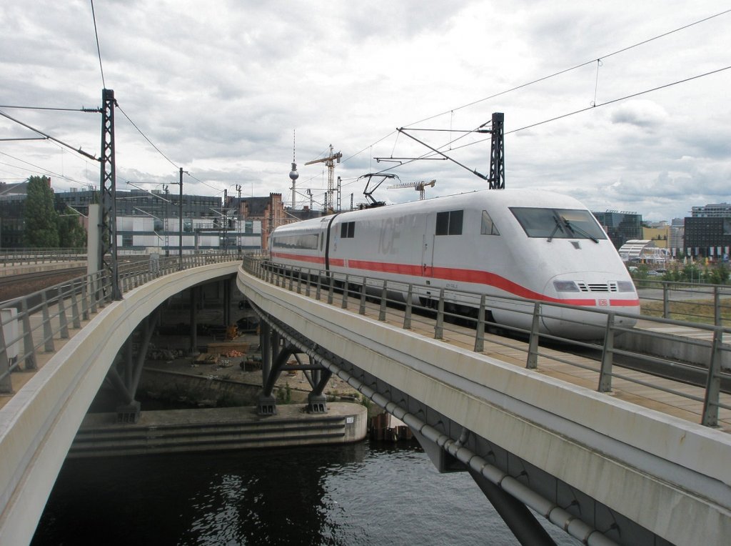 Hier 401 556-6  Freilassing  als ICE692 von Stuttgart Hbf. nach Berlin Ostbahnhof, bei der Ausfahrt am 18.6.2011 aus Berlin Hbf.