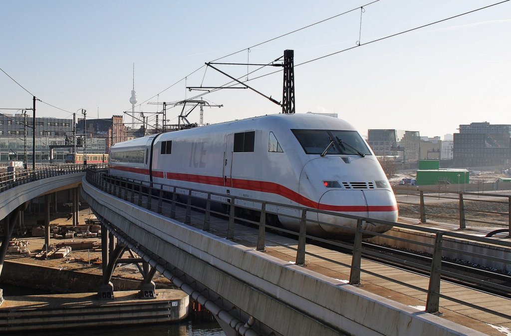 Hier 402 041-8  Bad Hersfeld  als ICE855 von Koblenz Hbf. nach Berlin Ostbahnhof mit 402 006-1  Magdeburg  als ICE845 von Kln/Bonn Flughafen nach Berlin Ostbahnhof, bei der Ausfahrt am 30.1.2012 aus Berlin Hbf. 