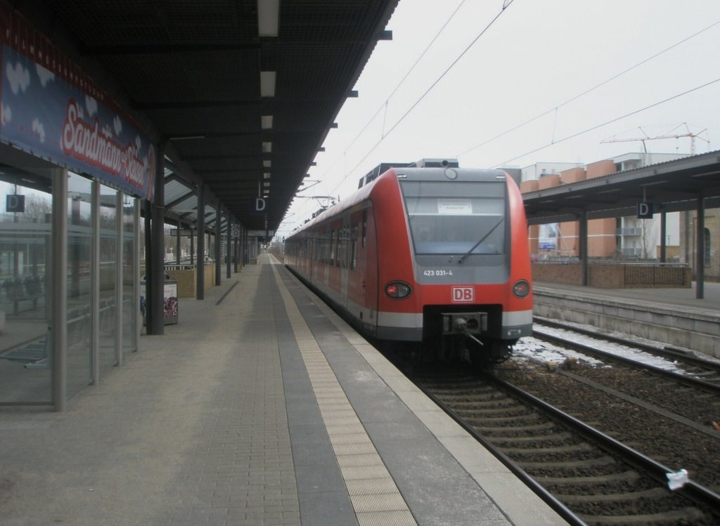 Hier 423 031-4 als RB von Potsdam Hbf. nach Berlin Ostbahnhof, bei der Ausfahrt am 27.2.2010 aus Potsdam Hbf.