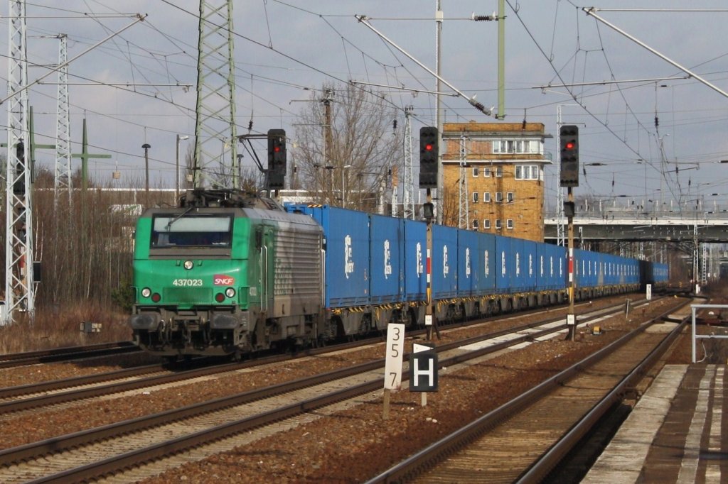 Hier 437 023 mit einem Containerzug, bei der Durchfahrt am 6.2.2013 durch Berlin Schnefled Flughafen, in Richtung Wnsdorf-Waldstadt.
