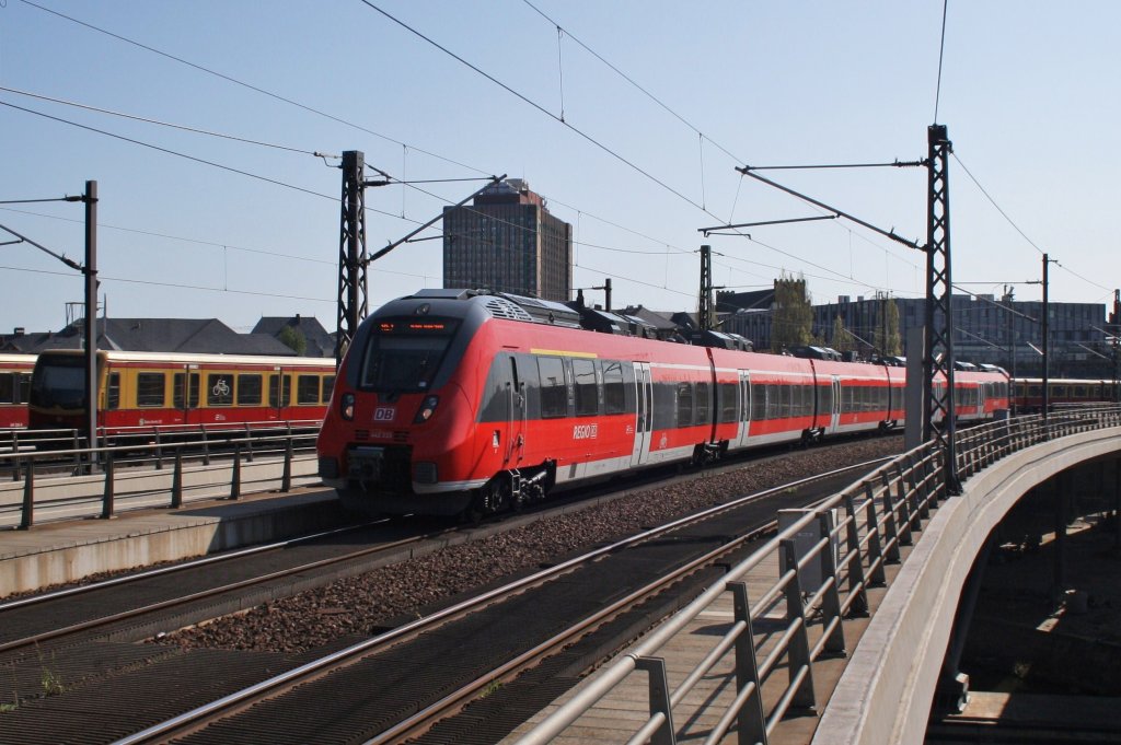 Hier 442 333-1 als RE7 (RE18711) von Wünsdorf-Waldstadt nach Bad Belzig, bei der Einfahrt am 1.5.2013 in Berlin Hbf. 