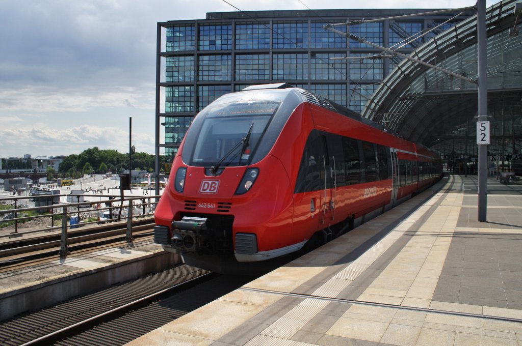 Hier 442 641-7 und 442 331-5 als RE7 (RE18722) von Dessau Hbf. nach Berlin Friedrichstraße, bei der Ausfahrt am 27.6.2013 aus Berlin Hbf. 