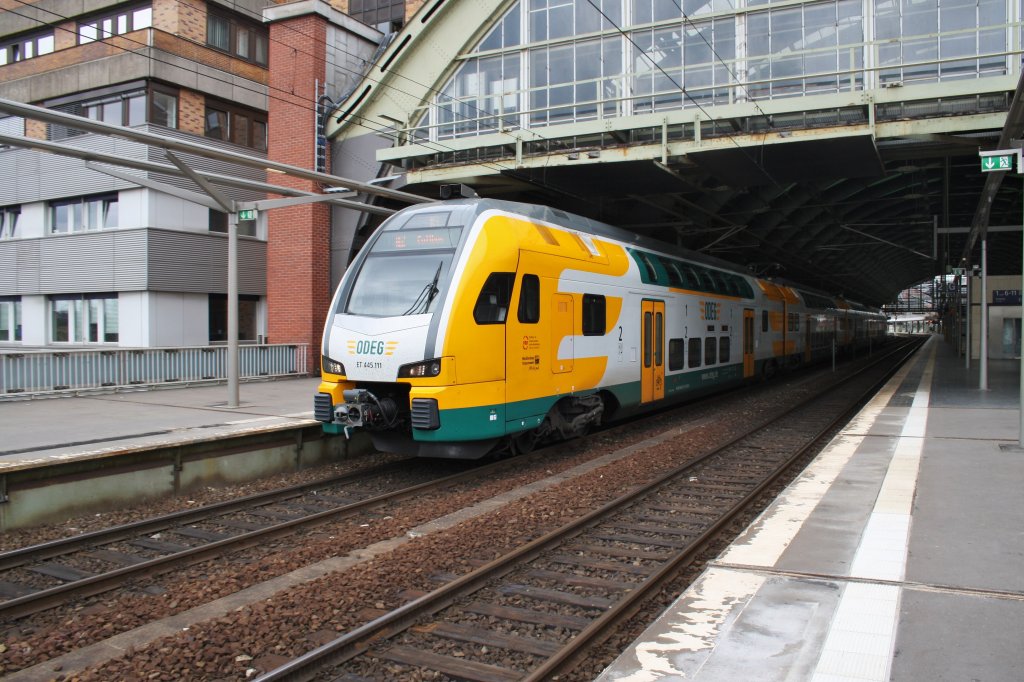 Hier 445 111-8 als RE2 (RE92364) von Berlin Ostbahnhof nach Cottbus, bei der Ausfahrt am 29.6.2013 aus Berlin Ostbahnhof. 